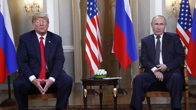 US-Präsident Donald Trump und Russlands Staatschef Wladimir Putin sitzen weit voneinander entfernt nebeneinander(Archivbild).