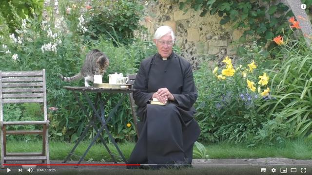 Screenshot des Youtube-Videos "Morning Prayer" vom 6. Juli 2020, erschienen auf den Kanal "Canterbury Cathedral". Im Ausschnitt sind Dekan Robert Willis und die Katze "Tiger" im Garten zu sehen.