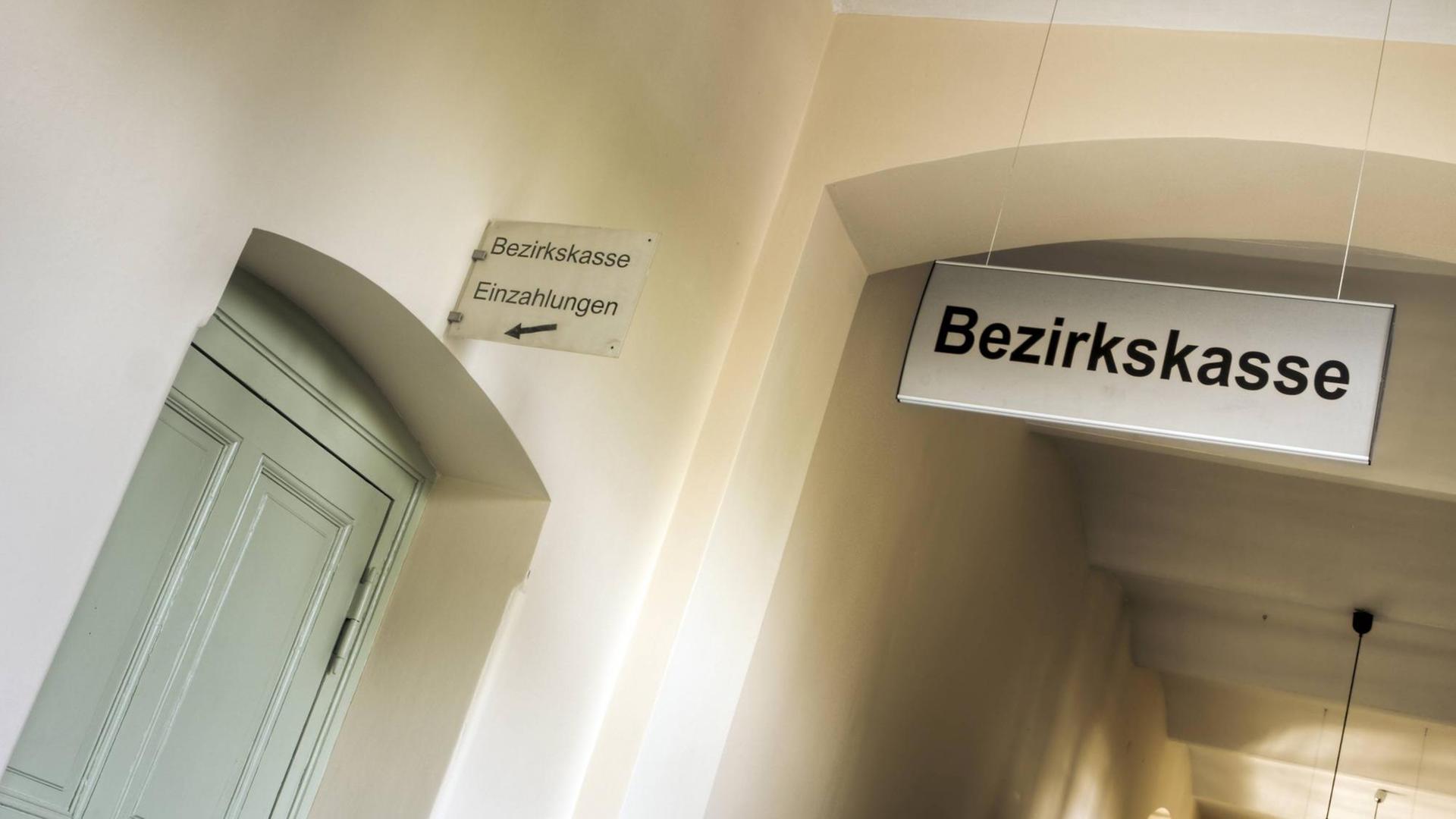 Foto des Eingangsbereichs der Bezirkskasse einer Amtsstube irgendwo in Deutschland. Foto des Eingangsbereichs der Bezirkskasse einer Amtsstube irgendwo in Deutschland.