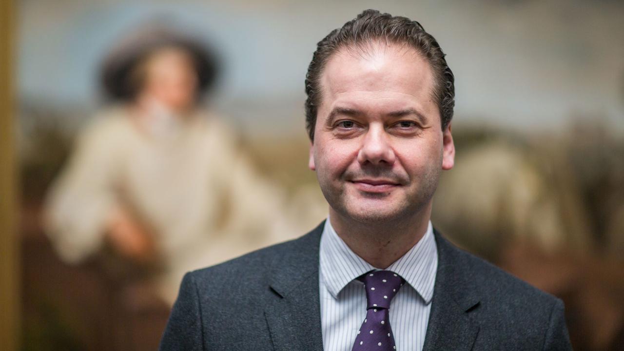 Max Hollein im Städel-Museum vor dem im Hintergrund unscharf zu sehenden Holbein-Gemälde "Goethe in der Campagna" Max Hollein im Städel-Museum vor dem im Hintergrund unscharf zu sehenden Holbein-Gemälde "Goethe in der Campagna"