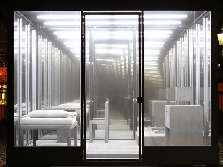 Installation einer transparenten, freistehenden, leeren Zelle auf dem Gelände des Maxim Gorki Theaters.