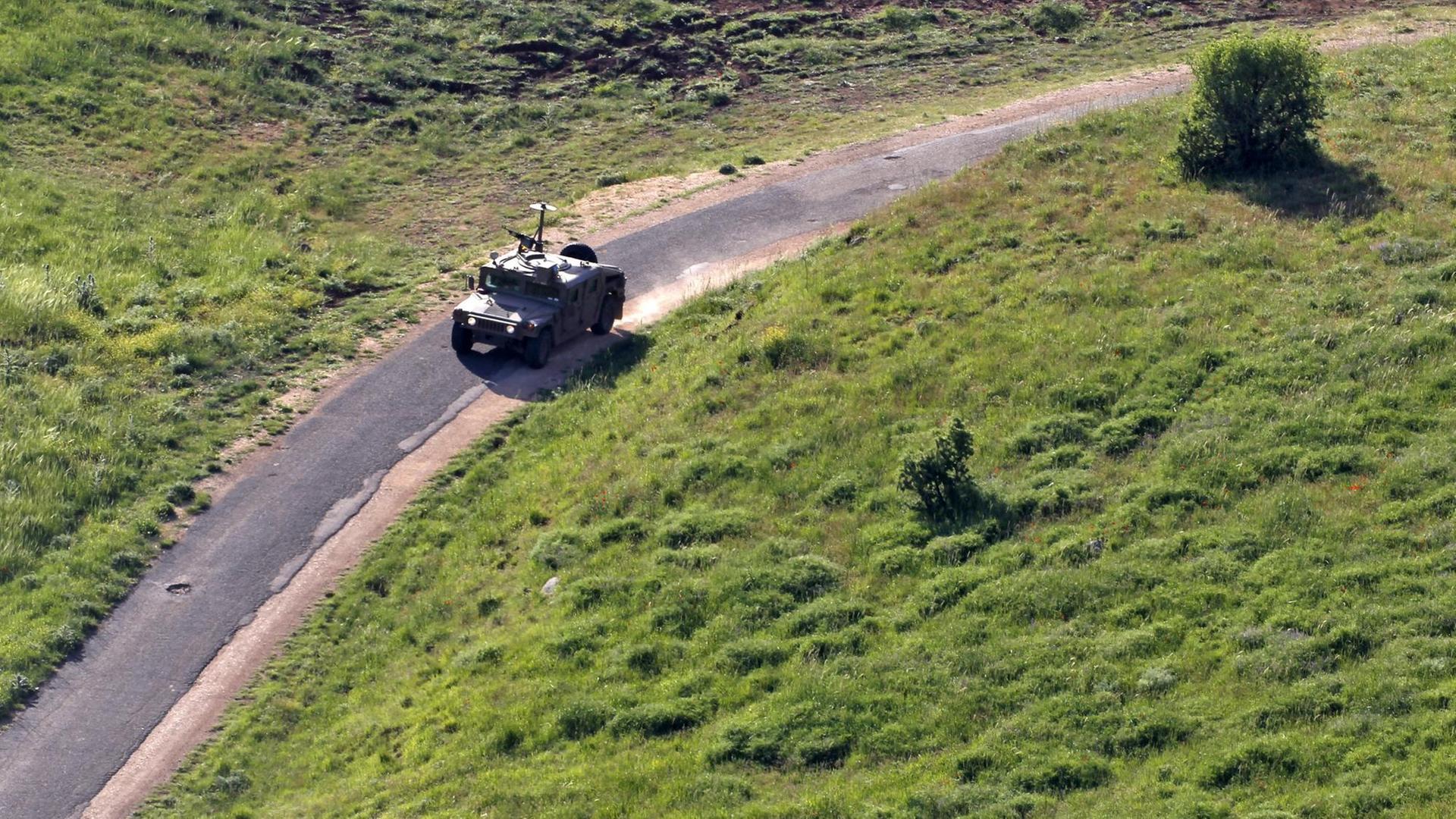 Ein israelisches Militärfahrzeug fährt eine Straße auf den von Israel besetzten Golanhöhen entlang Ein israelisches Militärfahrzeug fährt eine Straße auf den von Israel besetzten Golanhöhen entlang