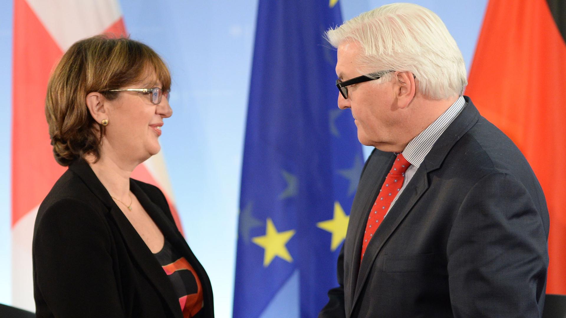 Außenminister Frank-Walter Steinmeier empfängt am 10.04.2014 in Berlin seine georgische Amtskollegin Maia Panjikidze. Außenminister Frank-Walter Steinmeier empfängt am 10.04.2014 in Berlin seine georgische Amtskollegin Maia Panjikidze.