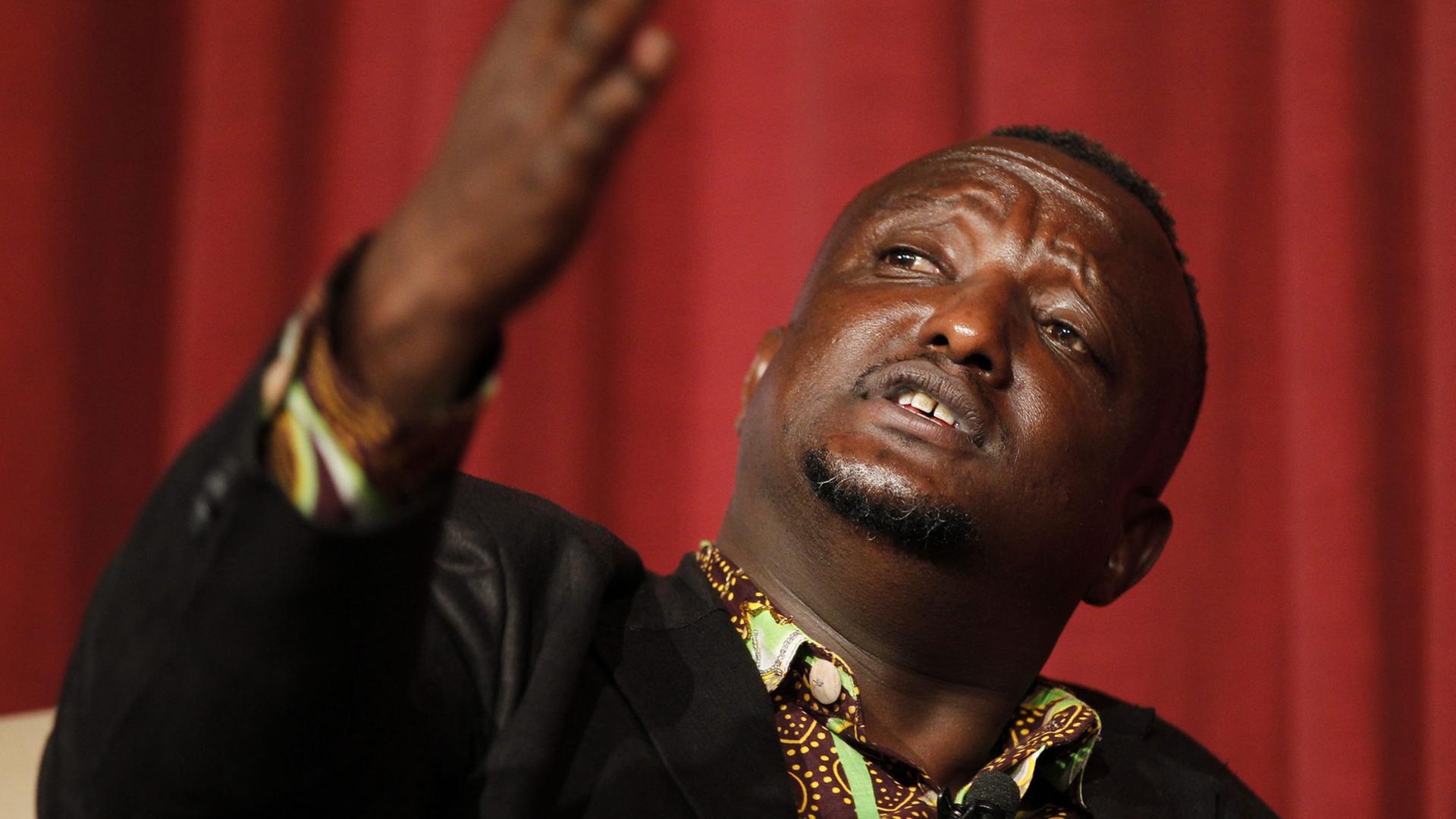 Der kenianische Schriftsteller Binyavanga Wainaina gestikuliert bei einer Veranstaltung in Kenias Hauptstadt Nairobi am 18.4.2013. Der kenianische Schriftsteller Binyavanga Wainaina gestikuliert bei einer Veranstaltung in Kenias Hauptstadt Nairobi am 18.4.2013.