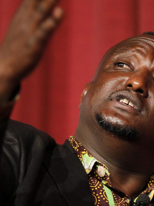 Der kenianische Schriftsteller Binyavanga Wainaina gestikuliert bei einer Veranstaltung in Kenias Hauptstadt Nairobi am 18.4.2013.