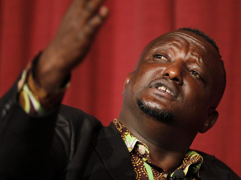 Der kenianische Schriftsteller Binyavanga Wainaina gestikuliert bei einer Veranstaltung in Kenias Hauptstadt Nairobi am 18.4.2013.
