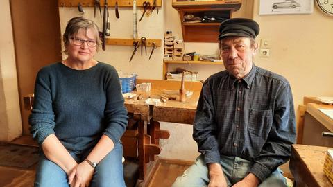 Das Foto zeigt das Ehepaar Kerstin und Michael Fischer in ihrer Werkstatt.