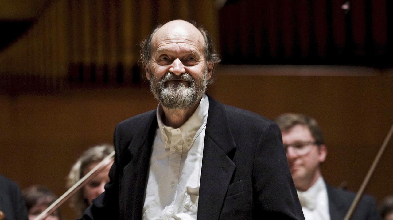 Der estnische Komponist Arvo Pärt im Jahr 2008, im Hintegrund die Musiker eines Sinfonie-Orchesters. Der estnische Komponist Arvo Pärt im Jahr 2008, im Hintegrund die Musiker eines Sinfonie-Orchesters.