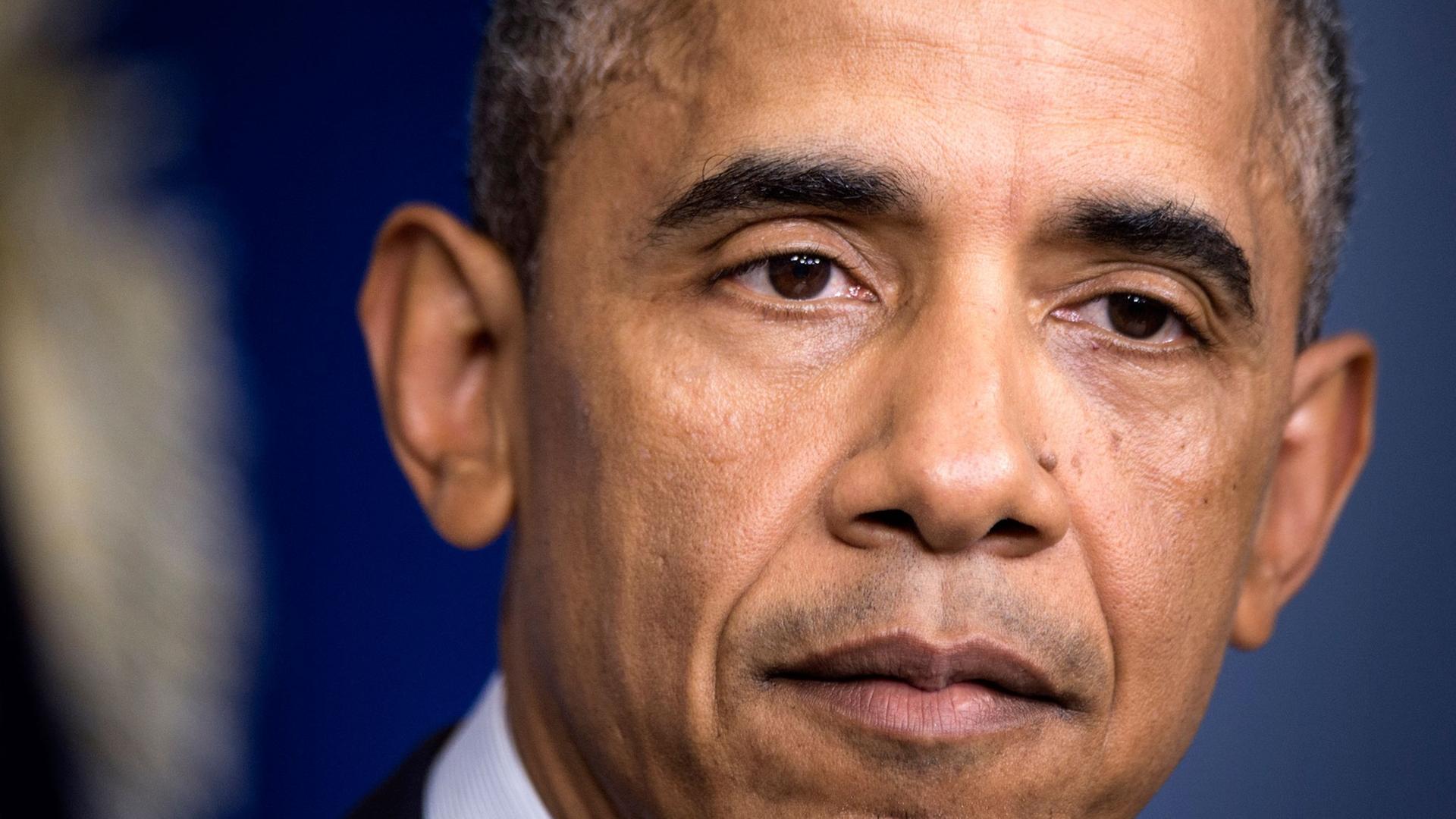 US-Präsident Barack Obama schaut nachdenklich während einer Pressekonferenz im Weißen Haus in Washington am 01.08.2014. US-Präsident Barack Obama schaut nachdenklich während einer Pressekonferenz im Weißen Haus in Washington am 01.08.2014.