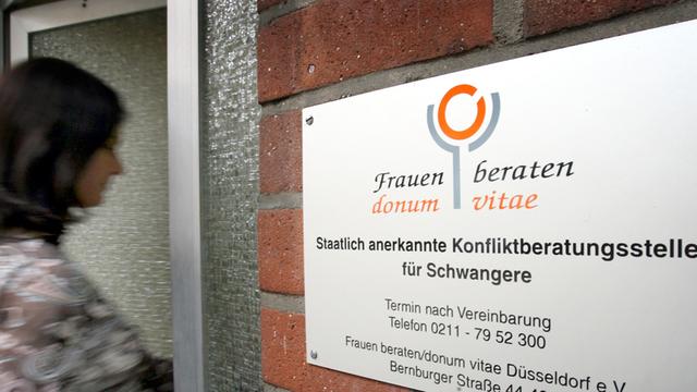 Eine Frau betritt die Konfliktberatungsstelle "Donum vitae" in Düsseldorf.