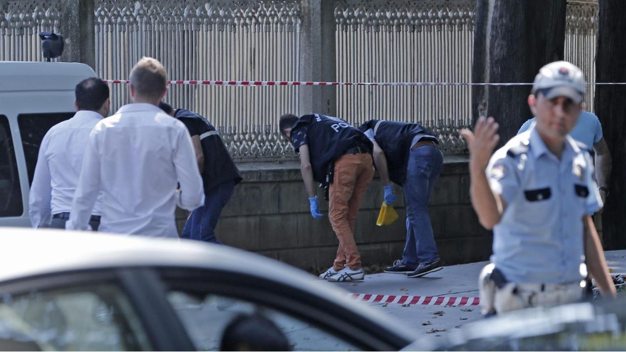 Polizisten suchen die Mauer vor dem Dolmabahce-Palast nach Spuren ab Polizisten suchen die Mauer vor dem Dolmabahce-Palast nach Spuren ab