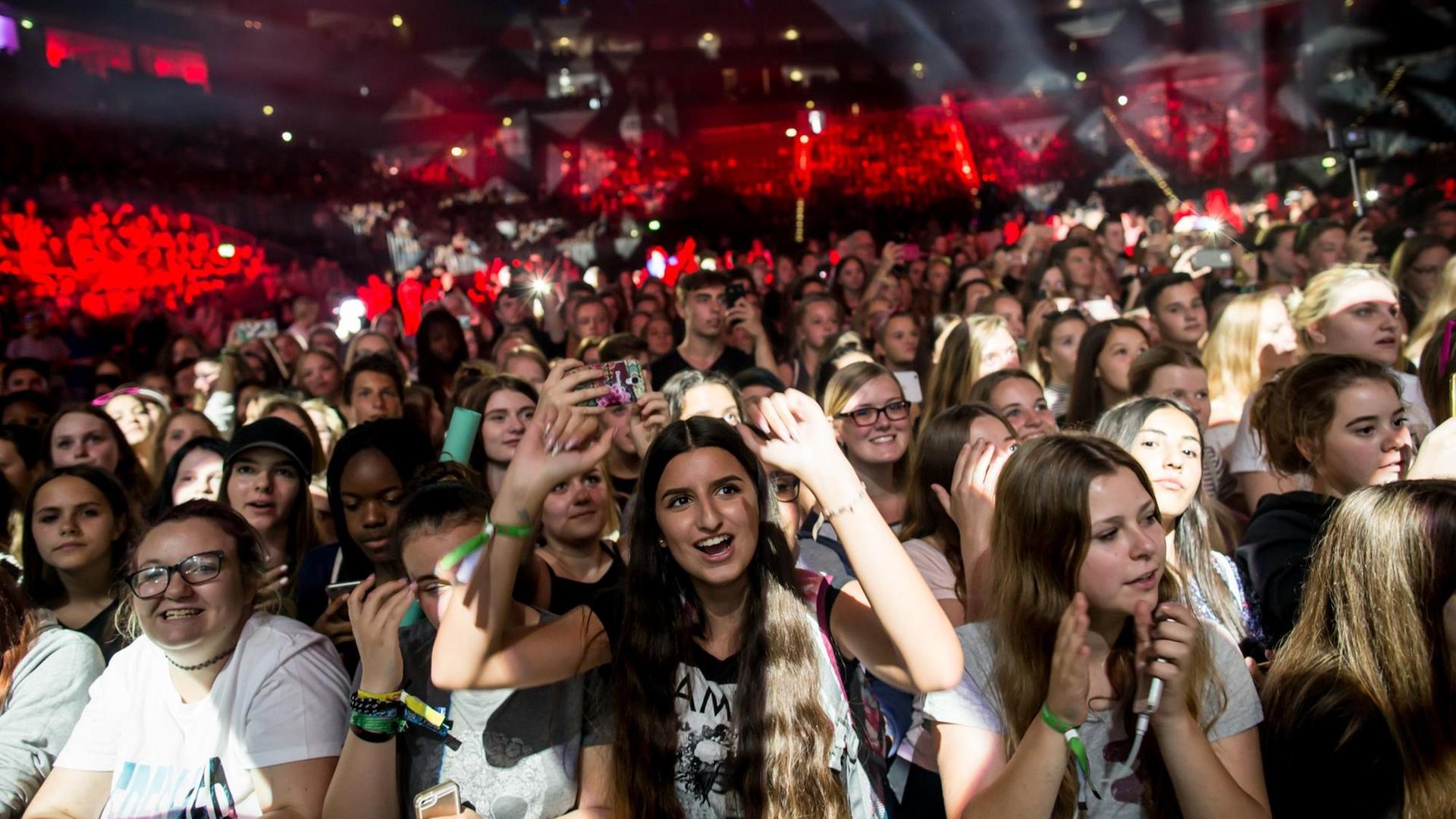 Besucher stehen am 19.08.2016 in Köln beim YouTuber-Treffen "VideoDays" vor der Bühne. Besucher stehen am 19.08.2016 in Köln beim YouTuber-Treffen "VideoDays" vor der Bühne.