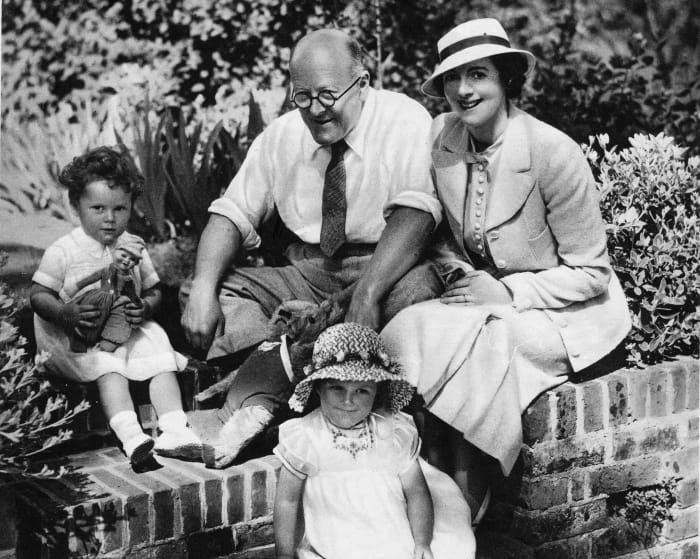 Historisches Foto von Operngründer John Christie und seiner Frau, der Sängerin Audrey Mildmay mit ihren Kindern Historisches Foto von Operngründer John Christie und seiner Frau, der Sängerin Audrey Mildmay mit ihren Kindern