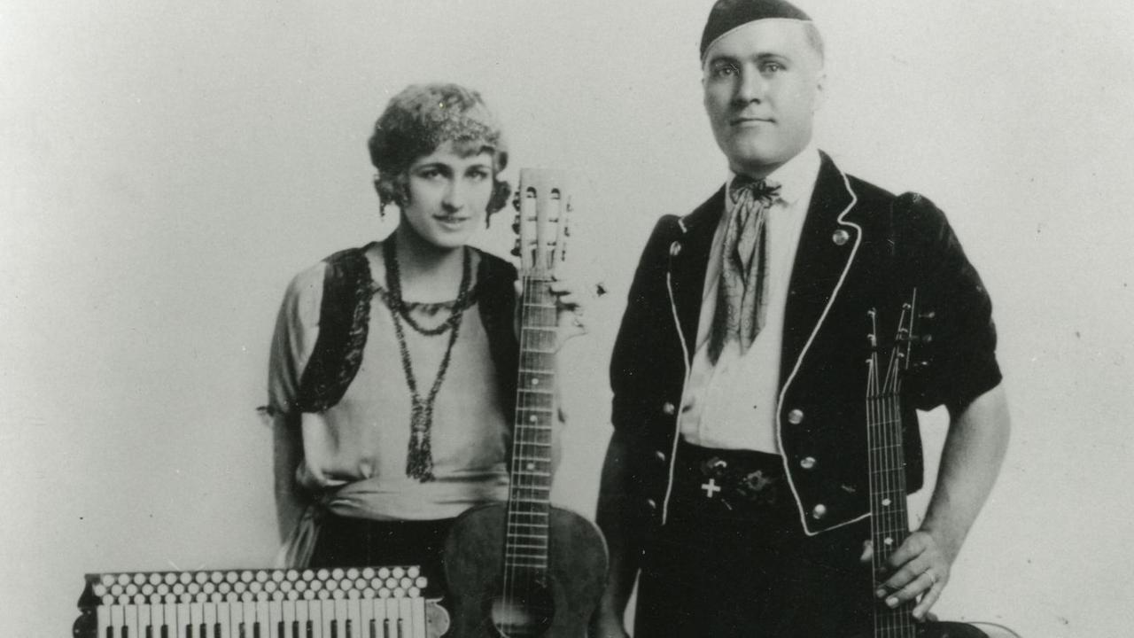 Das Schweizer Duo "Die Rindlisbacher" mit seinen Instrumenten auf einem historischen Foto.