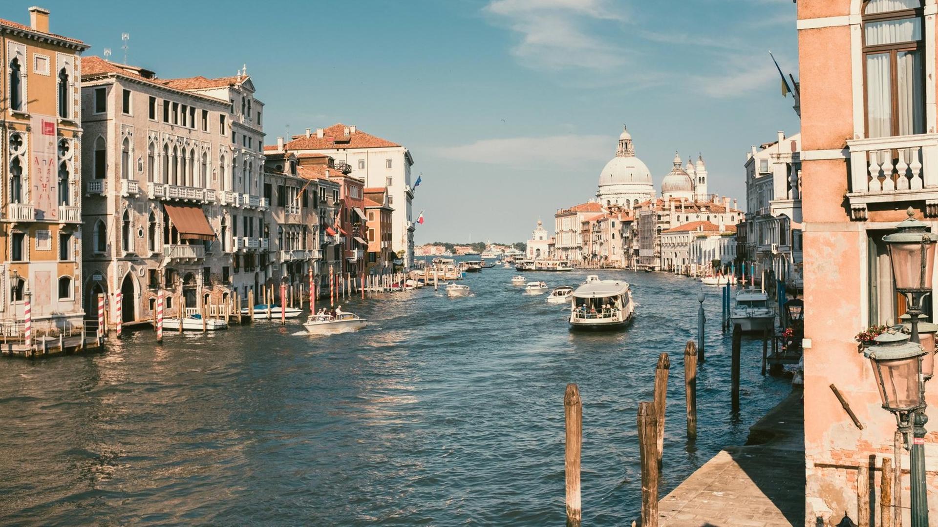 Boote und Häuser im Wasser am Canal Grande in Venedig. Boote und Häuser im Wasser am Canal Grande in Venedig.