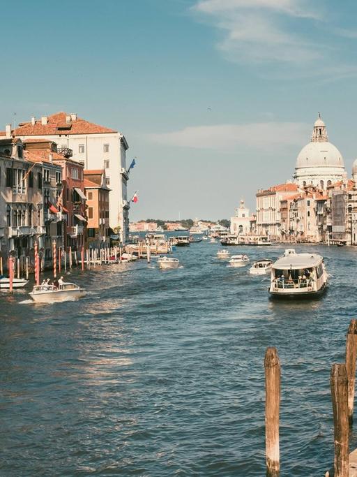 Boote und Häuser im Wasser am Canal Grande in Venedig.