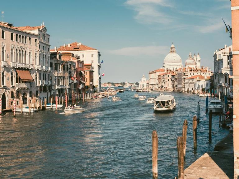 Boote und Häuser im Wasser am Canal Grande in Venedig.