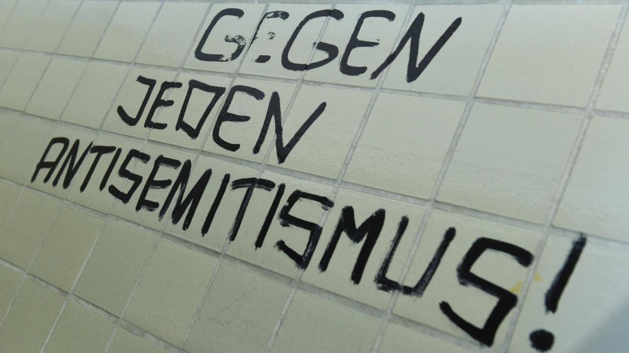 Der Spruch "Gegen jeden Antisemitismus!" prangt an einer Wand 