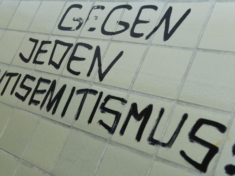 Der Spruch "Gegen jeden Antisemitismus!" prangt an einer Toilettenwand der Philipps-Universität in Marburg.