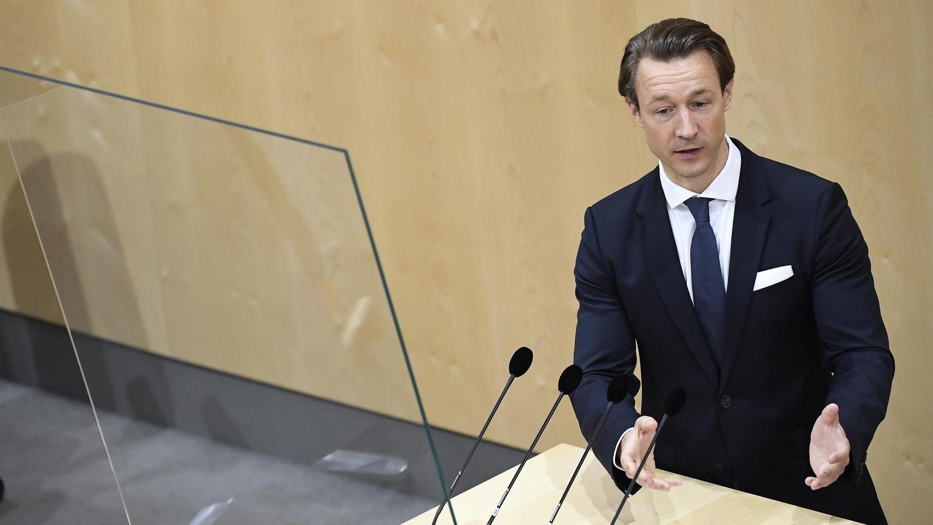 Österreich - Nach Kurz und Schallenberg erklärt auch Finanzminister Blümel den Rüxcktritt