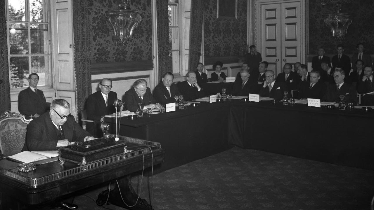 Der damalige britische Außenminister Ernest Bevin bei der Unterzeichung des "Statuts des Europarats" im Londoner St. James Palace Der damalige britische Außenminister Ernest Bevin bei der Unterzeichung des "Statuts des Europarats" im Londoner St. James Palace