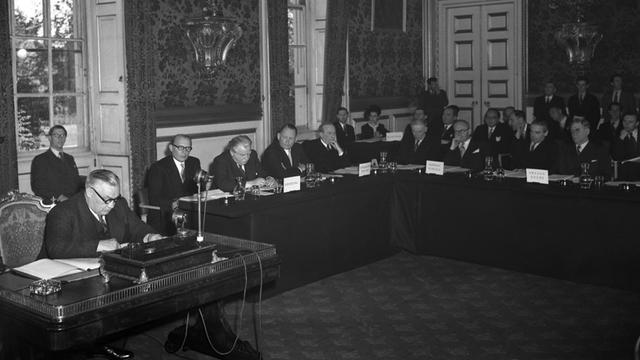 Der damalige britische Außenminister Ernest Bevin bei der Unterzeichung des "Statuts des Europarats" im Londoner St. James Palace