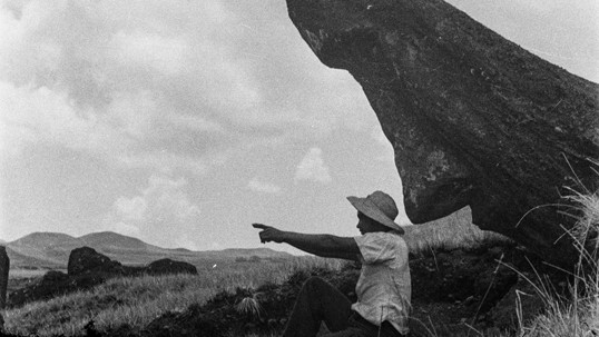 Historisches Foto von Hans Helfritz 1946 - ein Einwohner der Osterinsel sitzt neben einer umgekippten Monumental-Statue
Osterinsel, Hans Helfritz, Rautenstrauch-Joest-Museum – Kulturen der Welt, Fotografische Sammlung, Inv. Nr. RJ/HH 220.01_0015 Historisches Foto von Hans Helfritz 1946 - ein Einwohner der Osterinsel sitzt neben einer umgekippten Monumental-Statue
Osterinsel, Hans Helfritz, Rautenstrauch-Joest-Museum – Kulturen der Welt, Fotografische Sammlung, Inv. Nr. RJ/HH 220.01_0015