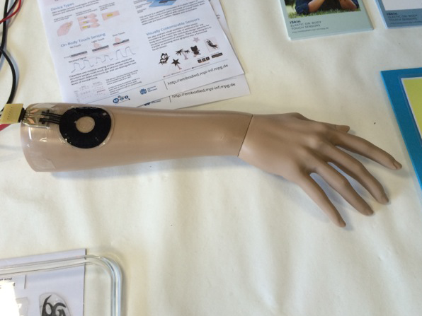 Schaufensterpuppenarm mit elektronischem Tattoo/MPI Saarbrücken. Schaufensterpuppenarm mit elektronischem Tattoo/MPI Saarbrücken.