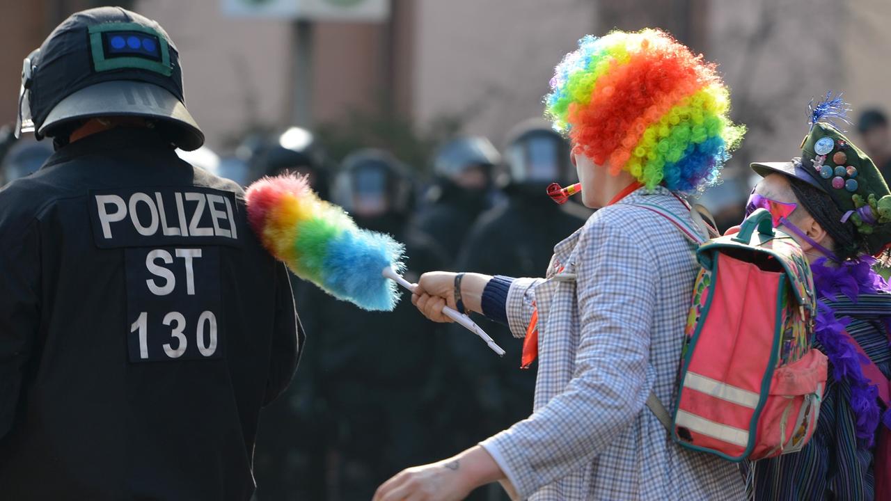 "Friedlicher Zusammenstoß" zwischen der Polizei und einem Demonstranten "Friedlicher Zusammenstoß" zwischen der Polizei und einem Demonstranten