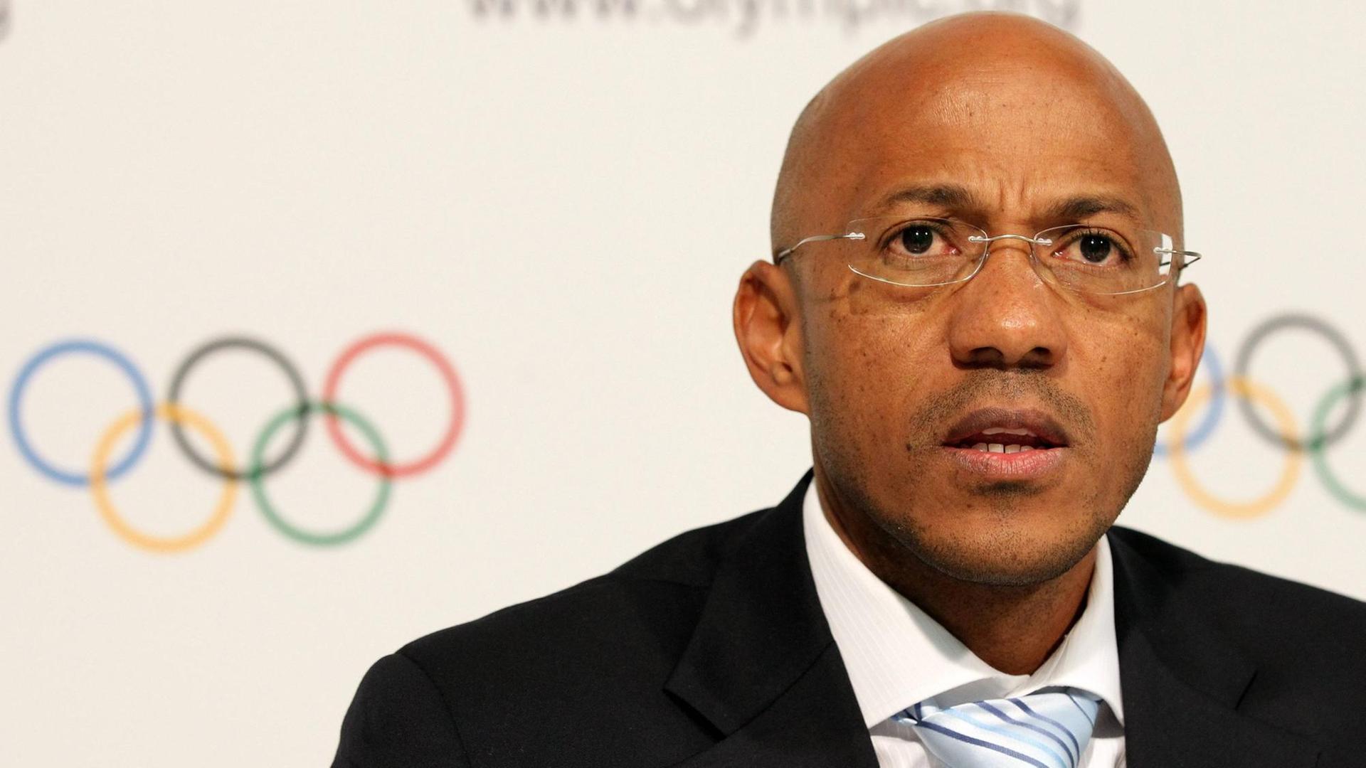 Der namibische Sportfunktionär und frühere Sprinter Frankie Fredericks gibt sein Amt als IOC-Mitglied auf. Der namibische Sportfunktionär und frühere Sprinter Frankie Fredericks gibt sein Amt als IOC-Mitglied auf.