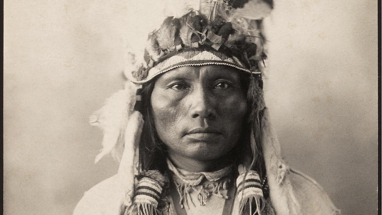 Das Foto aus dem Jahr 1898 zeigt den Cheyenne-Häuptling "Three Fingers". Das Foto aus dem Jahr 1898 zeigt den Cheyenne-Häuptling "Three Fingers".