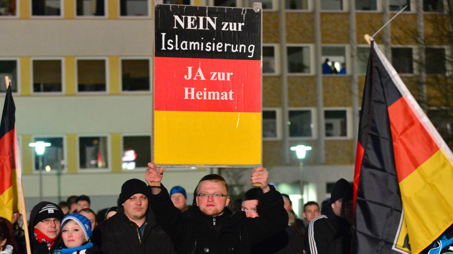 Anhänger der islamkritischen Bewegung Pegida am 19.01.2015 in Suhl Anhänger der islamkritischen Bewegung Pegida am 19.01.2015 in Suhl