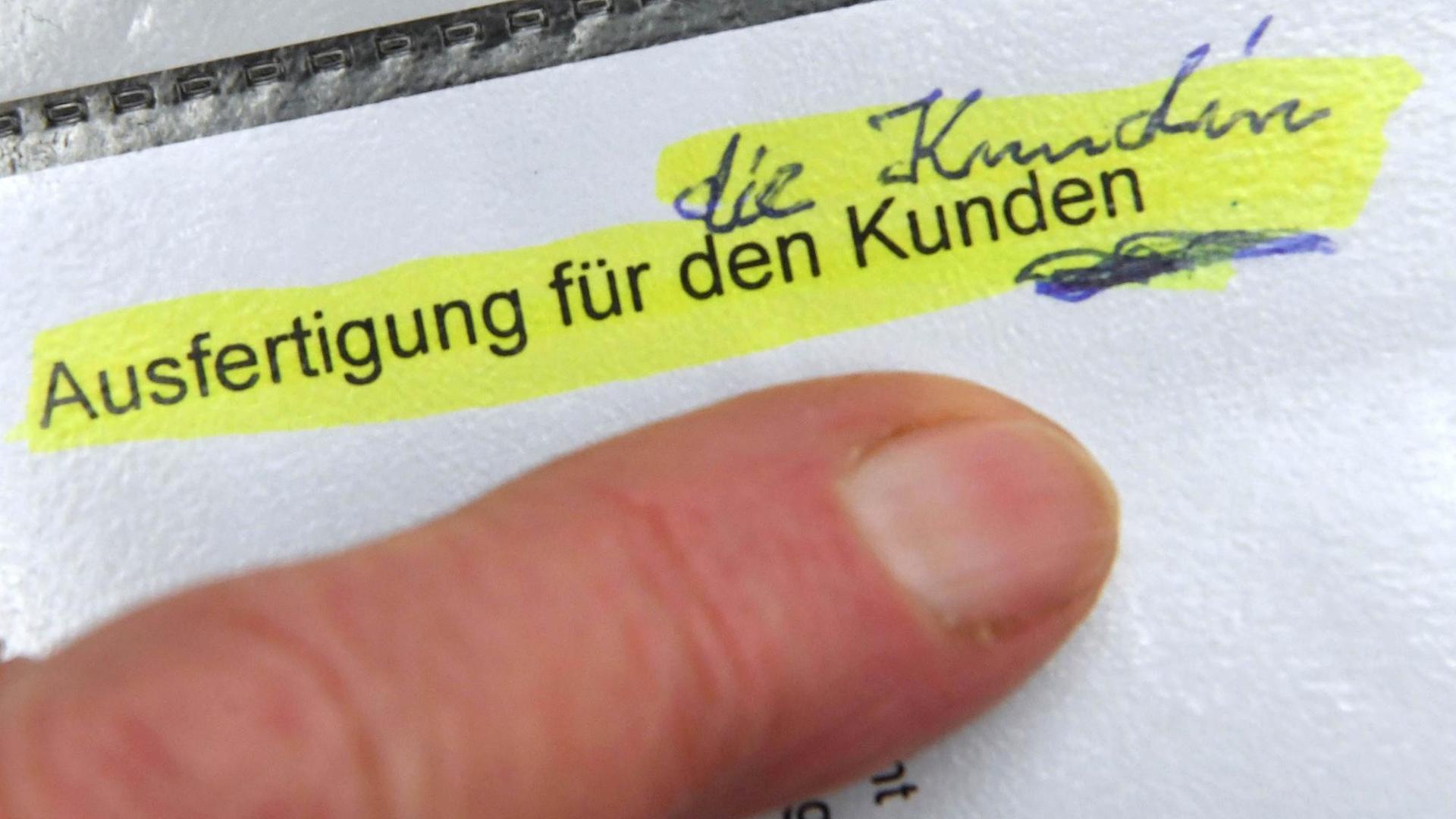 ARCHIV - 20.02.2018, Baden-Württemberg, Karlsruhe: Im Bundesgerichtshof (BGH) werden Formulare der Sparkasse gezeigt, die mit männlicher Anrede versehen sind. Der BGH verhandelt über die Klage einer Rentnerin, die erreichen will dass Sparkassen auf ihren Formularen auch die weibliche Form von Kontoinhaber, also Kontoinhaberin, nennen müssen. (zu dpa: «Von wegen sanfter Flügel - Eine Frau kämpft um weibliche Ansprache» vom 11.03.2018) Foto: Uli Deck/dpa +++ dpa-Bildfunk +++ ARCHIV - 20.02.2018, Baden-Württemberg, Karlsruhe: Im Bundesgerichtshof (BGH) werden Formulare der Sparkasse gezeigt, die mit männlicher Anrede versehen sind. Der BGH verhandelt über die Klage einer Rentnerin, die erreichen will dass Sparkassen auf ihren Formularen auch die weibliche Form von Kontoinhaber, also Kontoinhaberin, nennen müssen. (zu dpa: «Von wegen sanfter Flügel - Eine Frau kämpft um weibliche Ansprache» vom 11.03.2018) Foto: Uli Deck/dpa +++ dpa-Bildfunk +++