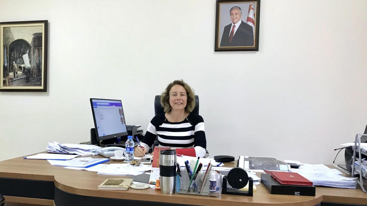Gülden Plümer Kücük, türkisch-zyprische Leiterin von CMP, in ihrem Büro