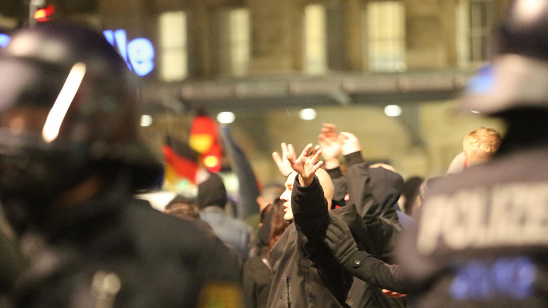 Polizisten stehen Demonstranten der Legida-Bewegung gegenüber