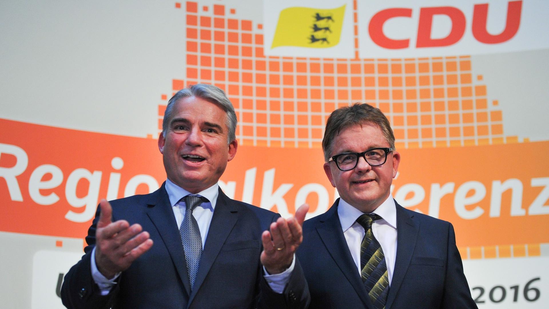 Die CDU-Politiker Thomas Strobl (l) und Guido Wolf stehen auf der Bühne einer CDU-Regionalkonferenz und blicken in die Kamera Die CDU-Politiker Thomas Strobl (l) und Guido Wolf stehen auf der Bühne einer CDU-Regionalkonferenz und blicken in die Kamera