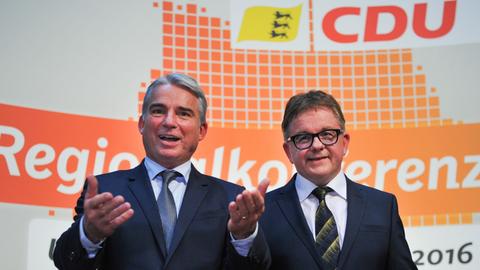 Die CDU-Politiker Thomas Strobl (l) und Guido Wolf stehen auf der Bühne einer CDU-Regionalkonferenz und blicken in die Kamera