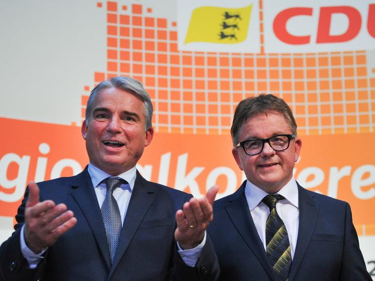 Die CDU-Politiker Thomas Strobl (l) und Guido Wolf stehen auf der Bühne einer CDU-Regionalkonferenz und blicken in die Kamera