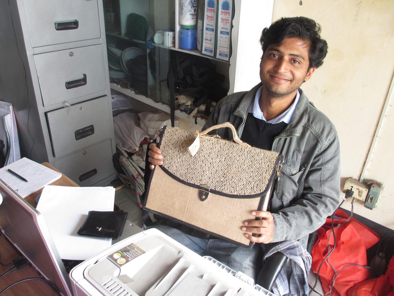 Kazi, ein Freiwilliger, der mit Mitstreitern eine kleine Fabrik aufbaut, in der Opfer des Rana Plaza arbeiten. Kazi, ein Freiwilliger, der mit Mitstreitern eine kleine Fabrik aufbaut, in der Opfer des Rana Plaza arbeiten.
