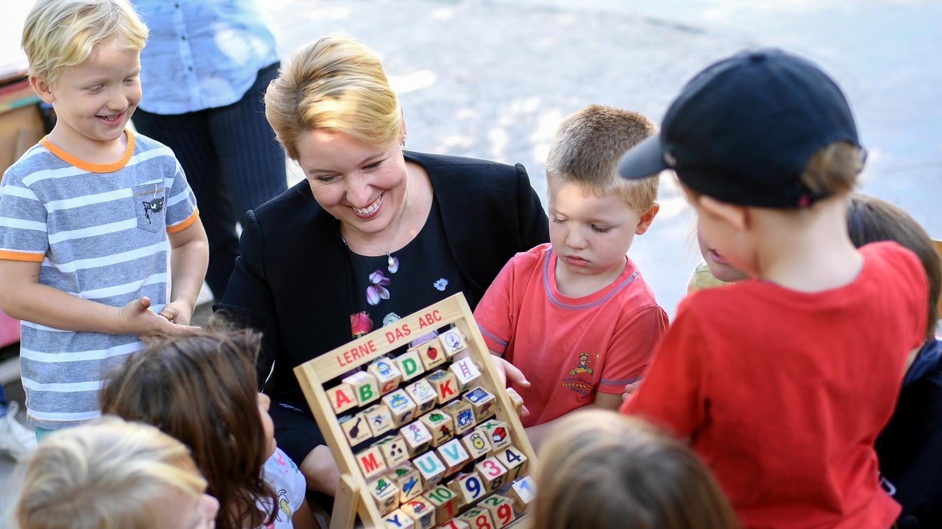 19.09.2018, Berlin: Franziska Giffey (SPD), Bundesfamilienministerin stellt bei einem Besuch der Kita "mittendrin" das Gute-KiTA vor. 19.09.2018, Berlin: Franziska Giffey (SPD), Bundesfamilienministerin stellt bei einem Besuch der Kita "mittendrin" das Gute-KiTA vor.