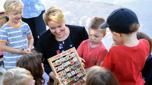 19.09.2018, Berlin: Franziska Giffey (SPD), Bundesfamilienministerin stellt bei einem Besuch der Kita "mittendrin" das Gute-KiTA vor.