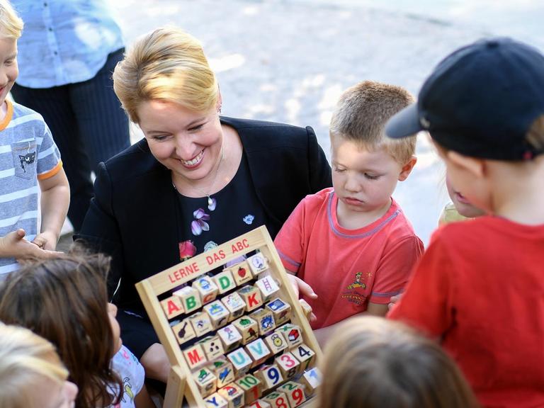 Bundesfamilienministerin Franziska Giffey umringt von Kindern, bei einem Besuch der Berliner Kita bei einem Besuch der Kita "mittendrin".