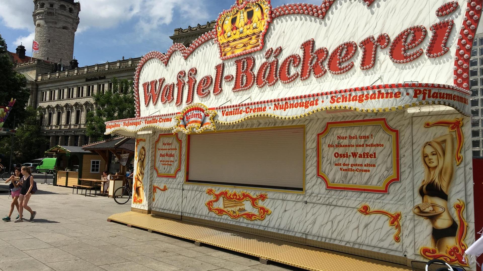 Ein Waffel-Verkaufsstand auf dem Leipziger Stadtfest, der mit Frauen in Bikinis für sein Produkt wirbt. Ein Waffel-Verkaufsstand auf dem Leipziger Stadtfest, der mit Frauen in Bikinis für sein Produkt wirbt.