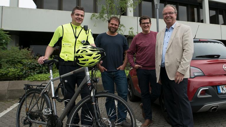 Radpolizist Axel Sommer, die Radfunk-Moderatoren Paulus Müller und Klaas Reese und der Verkehrsforscher Professor Wilfried Echterhoff posieren zwischen einem Fahrrad und einem Auto vor dem Funkhaus des Deutschlandradios. Radpolizist Axel Sommer, die Radfunk-Moderatoren Paulus Müller und Klaas Reese und der Verkehrsforscher Professor Wilfried Echterhoff posieren zwischen einem Fahrrad und einem Auto vor dem Funkhaus des Deutschlandradios.