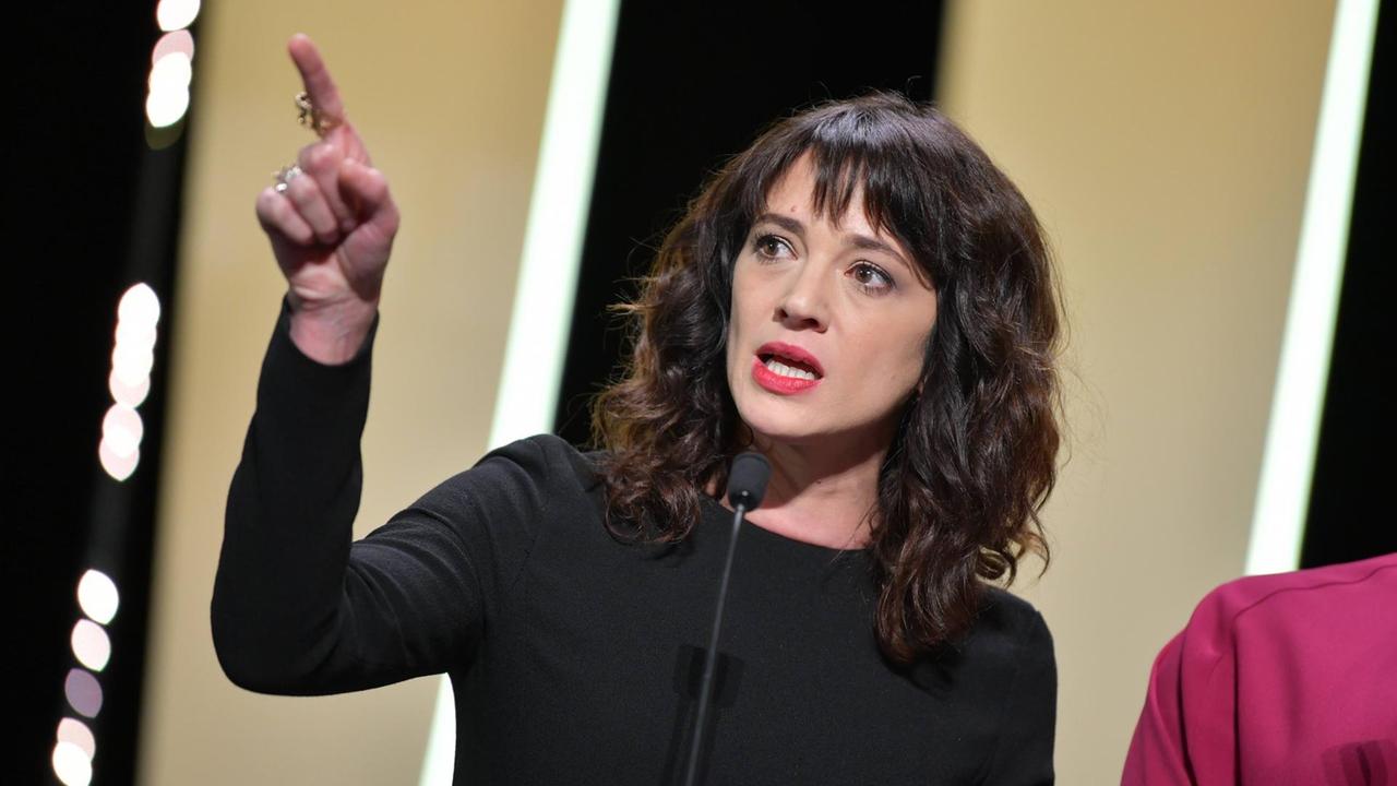 Die italienische Schauspielerin Asia Argento bei ihrer flammenden Rede bei den 71. Filmfestspielen in Cannes Die italienische Schauspielerin Asia Argento bei ihrer flammenden Rede bei den 71. Filmfestspielen in Cannes