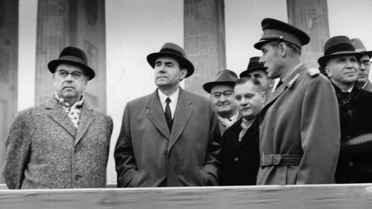 Vor dem Brandenburger Tor in Berlin posieren 1962 Politiker: Original-Pressemeldung des DDR-Nachrichtendienstes ADN auf der Rückseite des Bildes: "Berlin 24.10.1962: Gromyko an der Staatsgrenze - Der sowjetische Aussenminister A. A. Gromyko, der seit 24 Stunden in der Hauptstadt der DDR weilt, besuchte am Vormittag des 24.10.1962 die Staatsgrenze in Berlin. In seiner Begleitung befanden sich der Stellvertretende Aussenminister W. S. Semjonow und der Botschafter der UdSSR in der DDR, M. G. Perwuchin. Von deutscher Seite waren Aussenminister Dr. Lothar Bolz, der Minister für Staatssicherheit, Erich Mielke, und der stellvertretende Aussenminister Otto Winzer zugegen." Vor dem Brandenburger Tor in Berlin posieren 1962 Politiker: Original-Pressemeldung des DDR-Nachrichtendienstes ADN auf der Rückseite des Bildes: "Berlin 24.10.1962: Gromyko an der Staatsgrenze - Der sowjetische Aussenminister A. A. Gromyko, der seit 24 Stunden in der Hauptstadt der DDR weilt, besuchte am Vormittag des 24.10.1962 die Staatsgrenze in Berlin. In seiner Begleitung befanden sich der Stellvertretende Aussenminister W. S. Semjonow und der Botschafter der UdSSR in der DDR, M. G. Perwuchin. Von deutscher Seite waren Aussenminister Dr. Lothar Bolz, der Minister für Staatssicherheit, Erich Mielke, und der stellvertretende Aussenminister Otto Winzer zugegen."