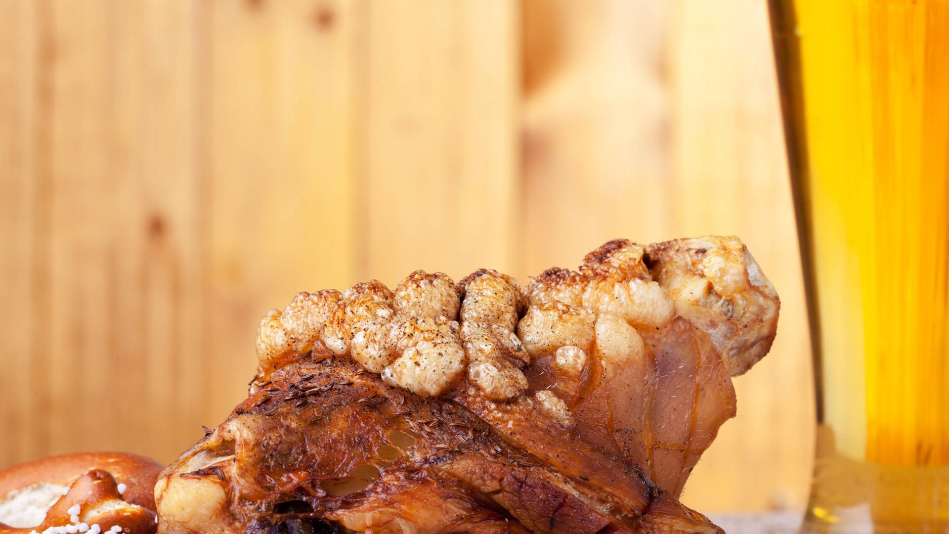 Bayerische Schweinshaxe mit Kraut und Brezeln Bayerische Schweinshaxe mit Kraut und Brezeln