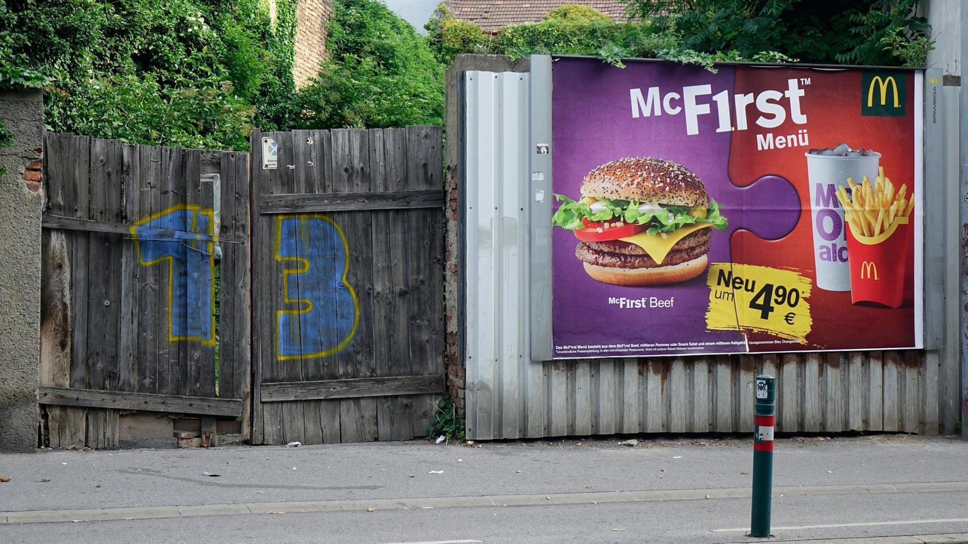 Reklame von McDonalds an einer trostlosen Straße Reklame von McDonalds an einer trostlosen Straße