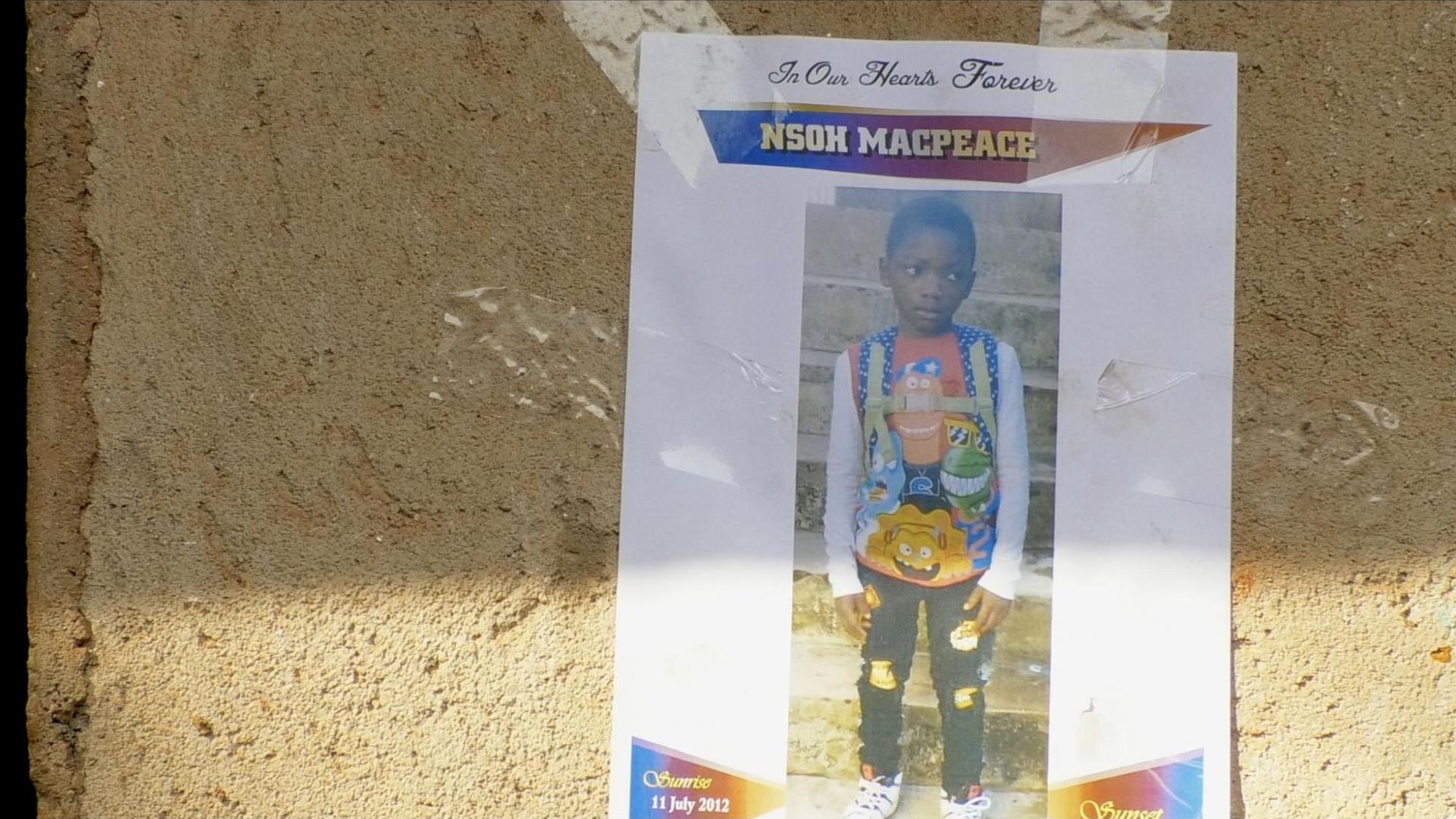 Ein DINA4 Foto des achtjährigen Nsoh als Bekanntgabe seiner Beerdigung.