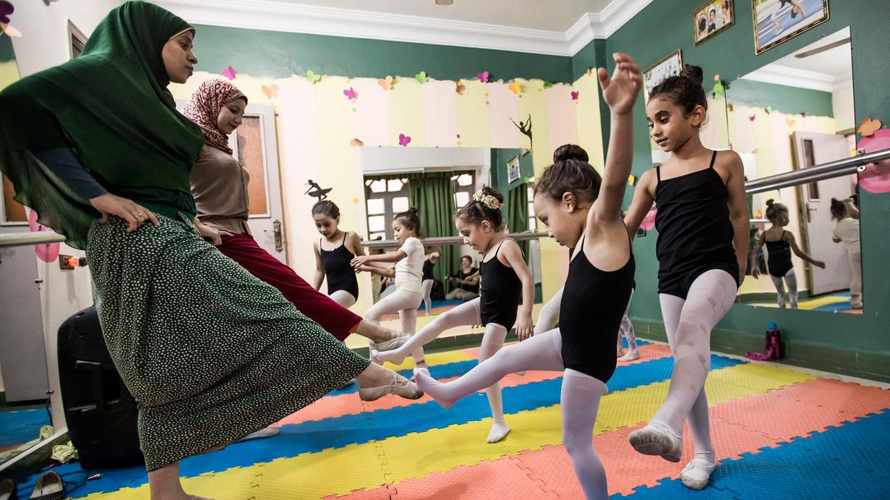 Die Ballettschülerinnen des Alwanat-Zentrums in Minya beim Training mit ihren Lehrerinnen Die Ballettschülerinnen des Alwanat-Zentrums in Minya beim Training mit ihren Lehrerinnen